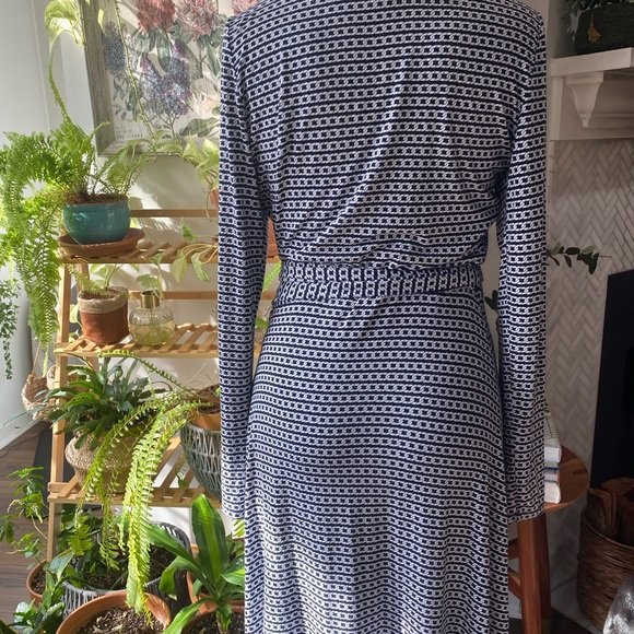 Banana Republic Factory wrapped dress long sleeves. Soft! Fabulous! Sexy v neck - Picture 7 of 9